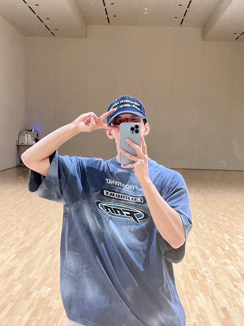 kttybin's tweet photo. ʿ 🎧 ,, 𝟢𝟥:𝟤𝟤 ' ᴘʍ.

𝗱𝗸: теплыё дни закончились, но весеннее настроение никуда не пропало🙂‍↕️ из-за чего постоянно хочется куда-нибудь сходить🤏🏻 но подготовка к дебюту bss важнее, поэтому сегодня я провожу день в зале🤲🏻 прекрасного вам дня ‹3 https://t.co/pPXb98Q7HW