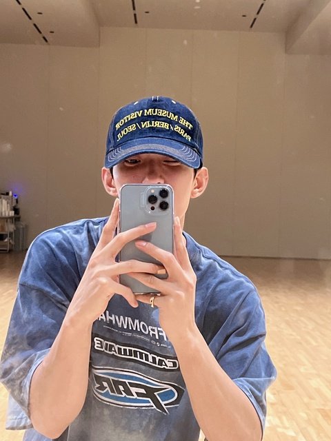 kttybin's tweet photo. ʿ 🎧 ,, 𝟢𝟥:𝟤𝟤 ' ᴘʍ.

𝗱𝗸: теплыё дни закончились, но весеннее настроение никуда не пропало🙂‍↕️ из-за чего постоянно хочется куда-нибудь сходить🤏🏻 но подготовка к дебюту bss важнее, поэтому сегодня я провожу день в зале🤲🏻 прекрасного вам дня ‹3 https://t.co/pPXb98Q7HW