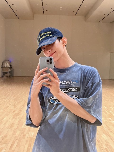 kttybin's tweet photo. ʿ 🎧 ,, 𝟢𝟥:𝟤𝟤 ' ᴘʍ.

𝗱𝗸: теплыё дни закончились, но весеннее настроение никуда не пропало🙂‍↕️ из-за чего постоянно хочется куда-нибудь сходить🤏🏻 но подготовка к дебюту bss важнее, поэтому сегодня я провожу день в зале🤲🏻 прекрасного вам дня ‹3 https://t.co/pPXb98Q7HW