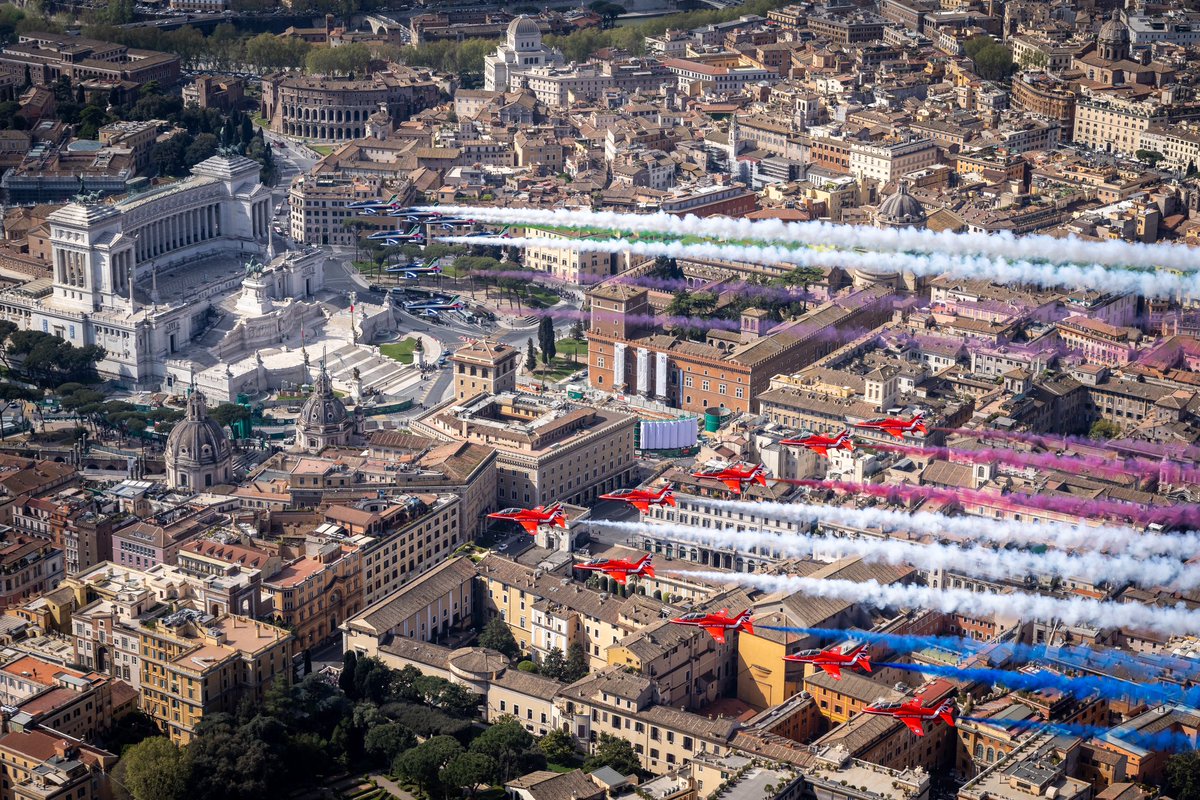 The Red Arrows performed a flypast over Rome to mark the State Visit to Italy of Their Majesties The King and Queen. The Red Arrows shared the skies with Italian counterparts, the Frecce Tricolori, for the spectacular event. 

#RedArrows #Rome #RAF