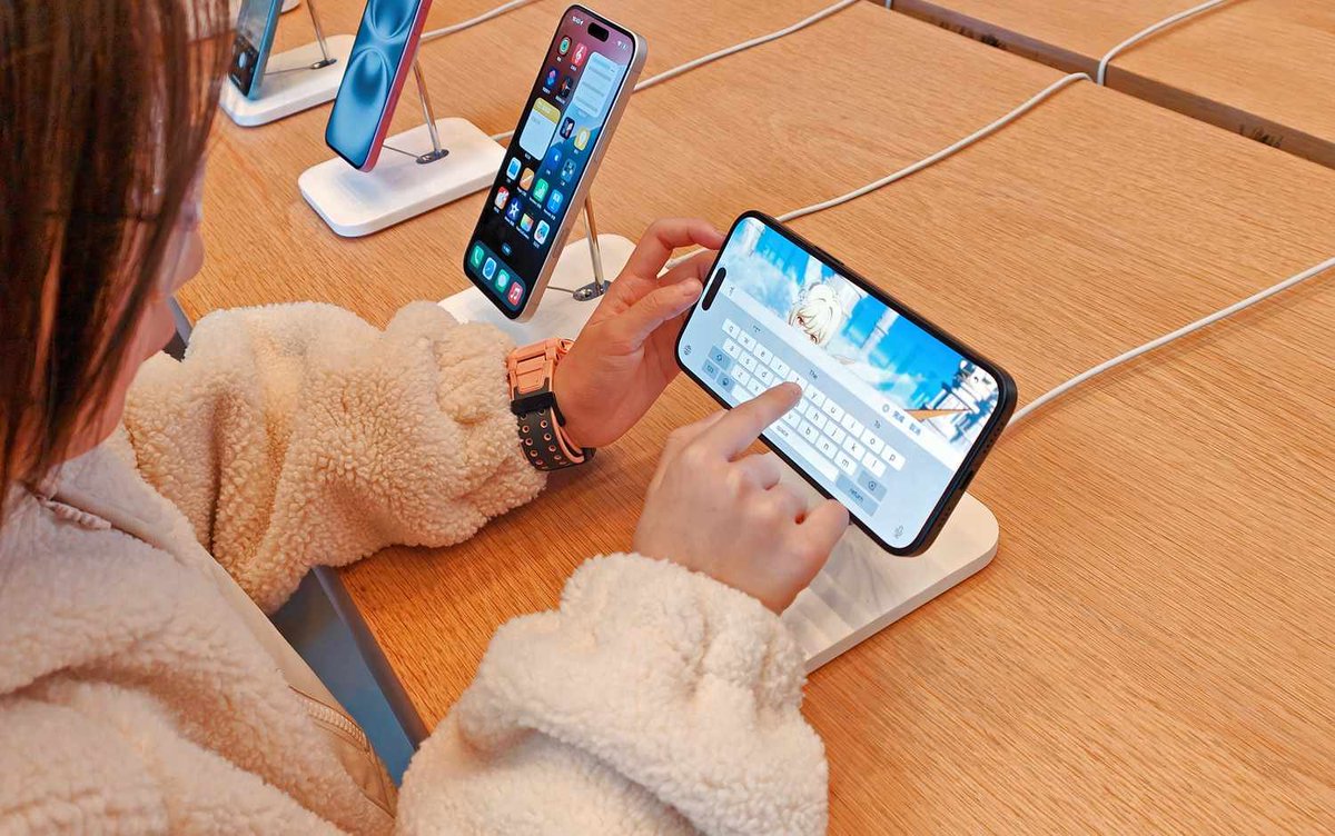 Danielibertari0's tweet photo. 🔥💣🇺🇸APLE RESPUESTA PRODUCCIÓN A INDIA A DODER 54% CHINA TARIFFS

Apple está aumentando las importaciones de iPhone desde la India para suavizar el golpe de los nuevos aranceles de Trump, que afectaron a los productos fabricados en China con una tasa del 54%, el doble del 26% aplicado a las importaciones indias.

Aproximadamente el 50% de la demanda de iPhone en Estados Unidos podría ser abastecida por la fabricación con sede en la India.

Apple tambi��n está buscando exenciones arancelarias, como lo hizo durante el primer mandato de Trump, al tiempo que retrasa el impacto de almacenar inventario antes de la política.

Hacer iPhones en EE.UU. no es un comienzo, dijeron las fuentes, demasiado caro en comparación con incluso los fuertes aranceles.
Para evitar alzas de precios, Apple presionará a los proveedores, exprimirá los márgenes y mantendrá los precios al por menor estables. Pero los consumidores ya se están preparando: las tiendas de Apple vieron aumentar las multitudes este fin de semana en medio de temores de un aumento de los costos.

El impacto fue inmediato: la capitalización de mercado de Apple cayó US$300.000 millones la semana pasada mientras los inversores reaccionaban a su cadena de suministro dependiente de China.

Fuente: WSJ