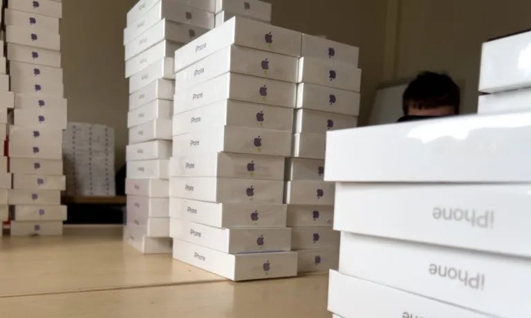 Danielibertari0's tweet photo. 🔥💣🇺🇸APLE RESPUESTA PRODUCCIÓN A INDIA A DODER 54% CHINA TARIFFS

Apple está aumentando las importaciones de iPhone desde la India para suavizar el golpe de los nuevos aranceles de Trump, que afectaron a los productos fabricados en China con una tasa del 54%, el doble del 26% aplicado a las importaciones indias.

Aproximadamente el 50% de la demanda de iPhone en Estados Unidos podría ser abastecida por la fabricación con sede en la India.

Apple tambi��n está buscando exenciones arancelarias, como lo hizo durante el primer mandato de Trump, al tiempo que retrasa el impacto de almacenar inventario antes de la política.

Hacer iPhones en EE.UU. no es un comienzo, dijeron las fuentes, demasiado caro en comparación con incluso los fuertes aranceles.
Para evitar alzas de precios, Apple presionará a los proveedores, exprimirá los márgenes y mantendrá los precios al por menor estables. Pero los consumidores ya se están preparando: las tiendas de Apple vieron aumentar las multitudes este fin de semana en medio de temores de un aumento de los costos.

El impacto fue inmediato: la capitalización de mercado de Apple cayó US$300.000 millones la semana pasada mientras los inversores reaccionaban a su cadena de suministro dependiente de China.

Fuente: WSJ