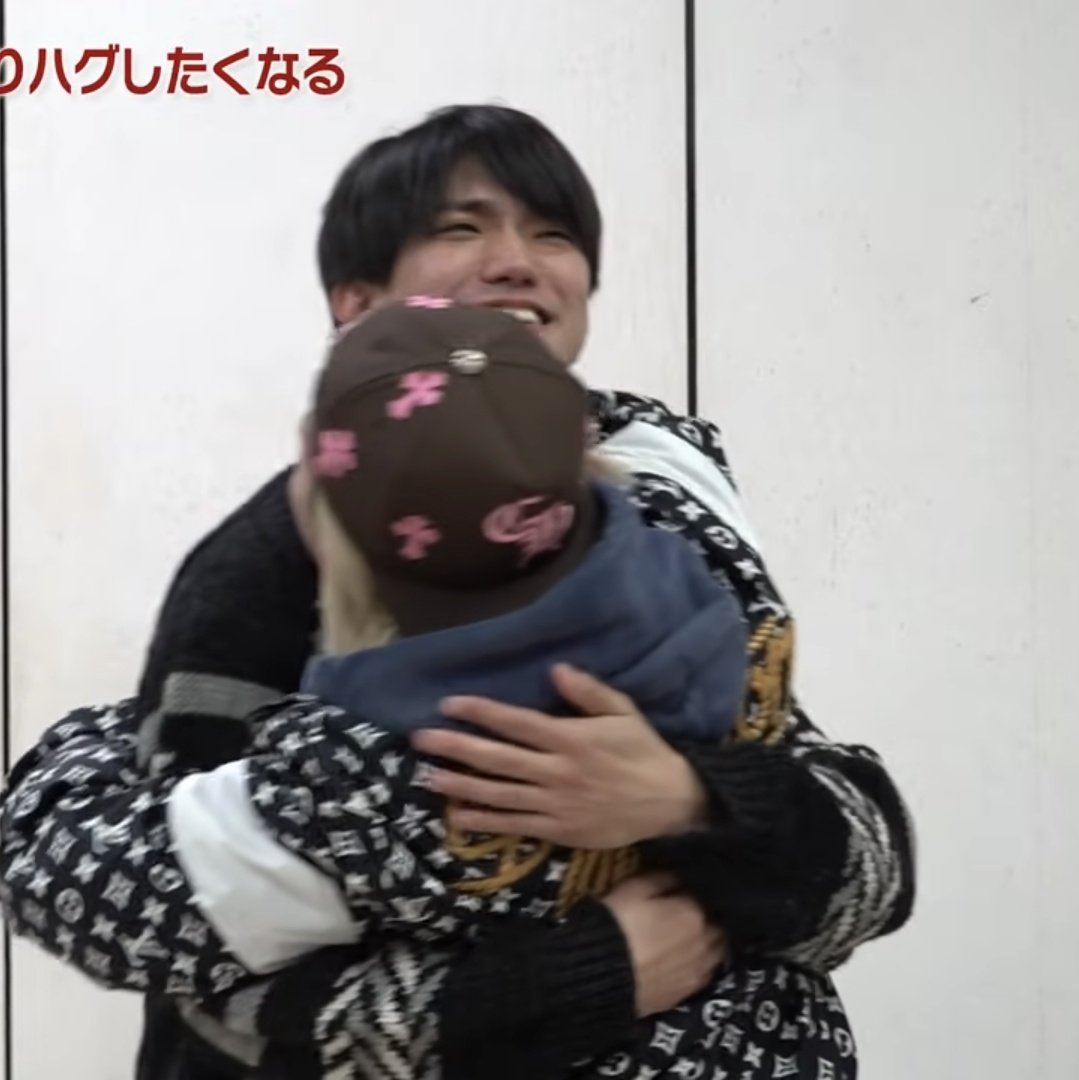 riceglue_'s tweet photo. リチャくんの時はちょっと避けてたのに
誠也くんがハグするときは受け入れてくれるの何?…😇 https://t.co/KVEfFKUWpJ