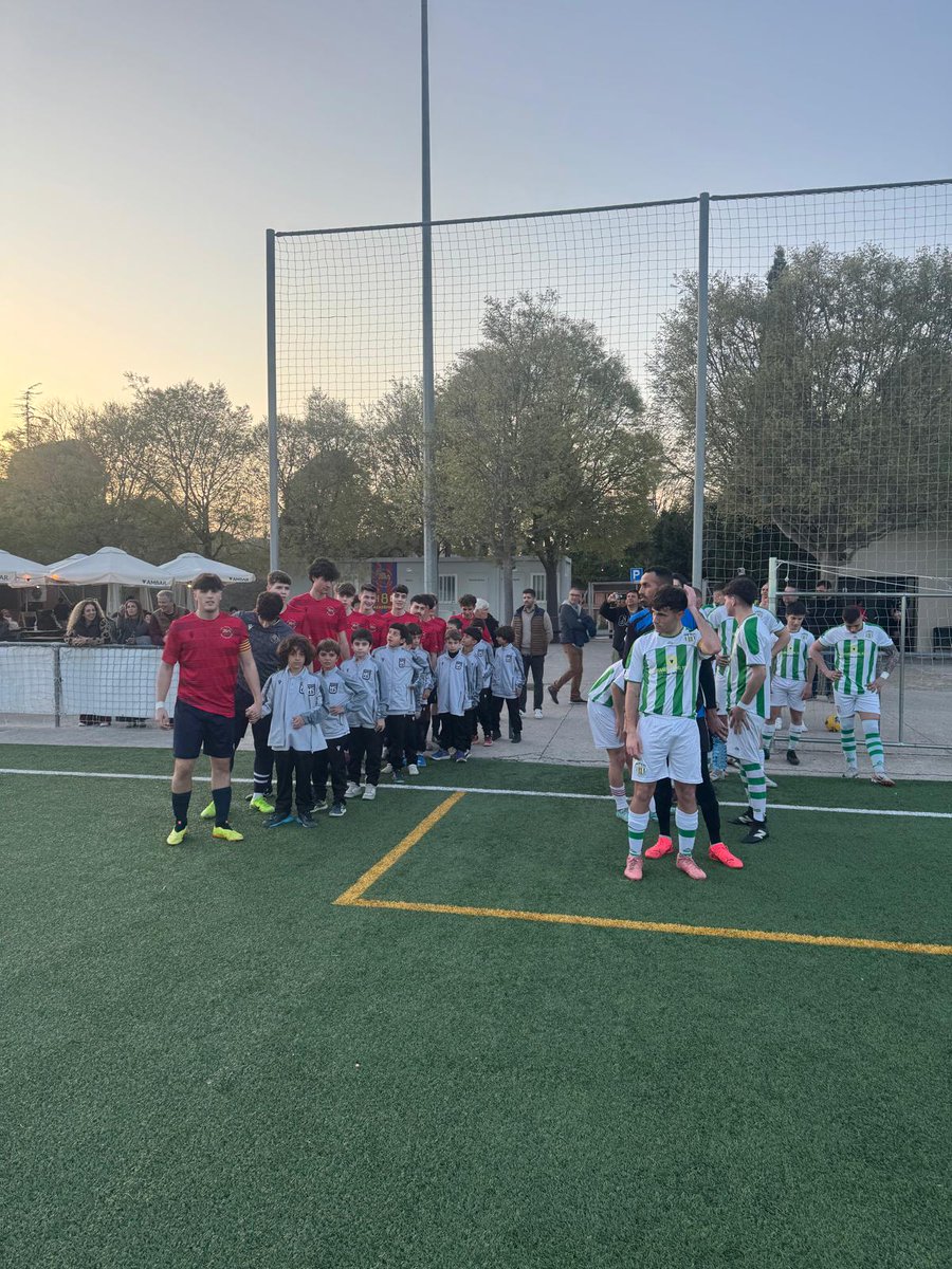 pbsantcugat's tweet photo. ⚽️ Derrotes dels amateurs A i B a la lliga!

👉 La PB #SantCugat A-H8S va perdre (1-2) dissabte amb el @cfvilomara A, 3r.

👉 L'amateur A va saltar al camp amb l'equip Sub-9 A de la PBSC-H8S! Quin gest més bonic!

👉 La PBSC B-H8S va perdre (10-1) amb la @uesabadellenca B. https://t.co/7Llhj0yBIZ