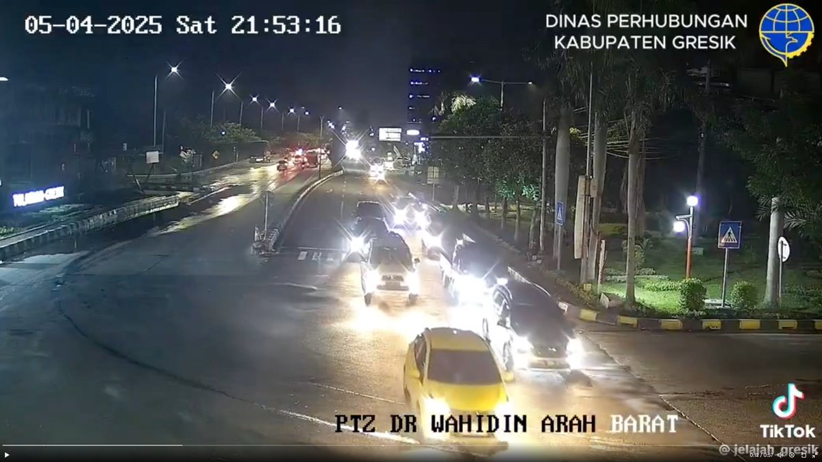 ikhwanuddin's tweet photo. Berapakah kecepatan mobil sesaat sebelum terjun bebas dari jalan tol yang belum jadi?

- lebar bentangan 22 meter
- bentuk lintasan mobil separuh parabola
- lokasi: 7°10'07.2"S 112°35'41.6"E
- selisih waktu posisi mobil dari puncak parabola hingga menyentuh aspal adalah 2 detik

kecepatan vektor X = jarak X / waktu

22 meter/2 detik = 40 km/jam

diduga minimal segitu kecepatannya