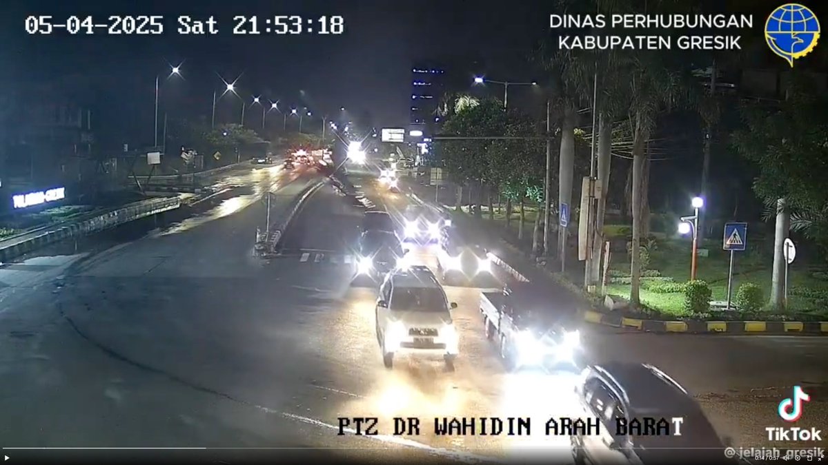 Berapakah kecepatan mobil sesaat sebelum terjun bebas dari jalan tol yang belum jadi?

- lebar bentangan 22 meter
- bentuk lintasan mobil separuh parabola
- lokasi: 7°10'07.2"S 112°35'41.6"E
- selisih waktu posisi mobil dari puncak parabola hingga menyentuh aspal adalah 2 detik