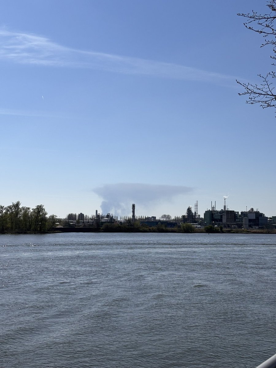 Ewoutvt's tweet photo. Zeer grote brand gaande bij #shell in #moerdijk. Rookwolk waarneembaar vanuit Sliedrecht https://t.co/Rx8ctgVhYd