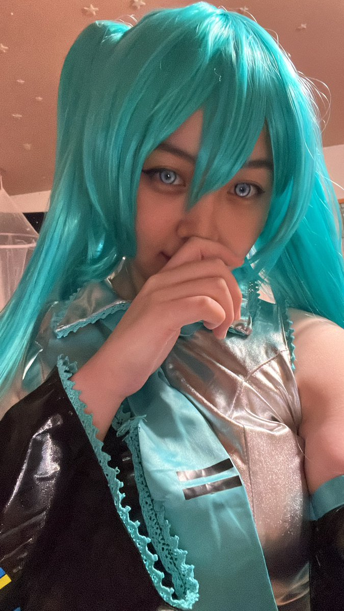 mooncakex3's tweet photo. not even the devil himself can take this miku cosplay off me #hatsunemiku #mikuhatsune #cosplay https://t.co/eTnEBSqkKh