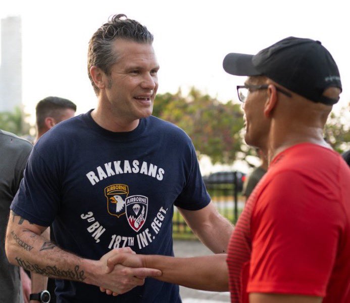 Uno de los hombres con poder de Estados Unidos con tatuajes <a href="/JoseRaulMulino/">José Raúl Mulino</a> <a href="/policiadepanama/">Policía Nacional</a>  y en Panamá ? Solo tienen que revisar los perfiles del ciudadano y dar más empleo en la policía ya como que es hora de que quiten eso de los tatuajes más empleo para Panamá.