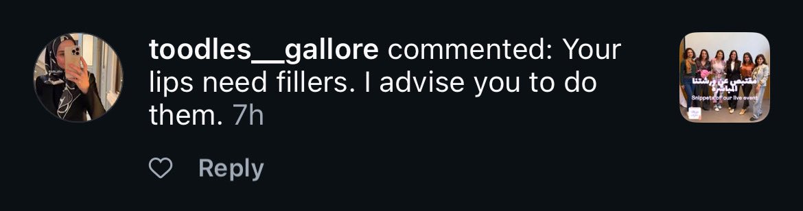 قالتلي متابعة: “لازم تعملي فيلر بشفايفك.”
أهلاً بمعايير الجمال بمجتمعنا—
المكان اللي بتتوقع فيه المرأة تكون نسخة لصق من صورة مثالية واحدة.
المكان اللي فيه الغرباء بيحسّوا إن عندهم الحق يعطوك نصائح عن وجهك.
المكان اللي فيه كونِك امرأة يعني شكلك دايمًا مفتوح للنقاش، للرأي، وللحُكم