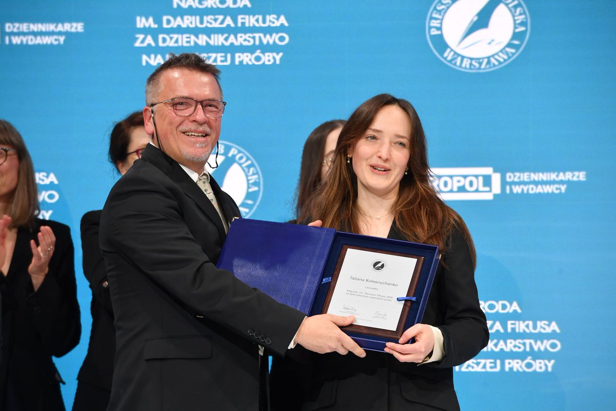 Press Club Polska (@pressclubpolska) on Twitter photo #NagrodaFikusa za dziennikarstwo najwyższej próby otrzymała Tatiana Kolesnychenko <a href="/TKolesnychenko/">Tatiana Kolesnychenko</a> za materiał pt. „Pamiętaj: robaków rozgryzać nie wolno. Głód w rosyjskiej niewoli zabija powoli” - opublikowany w <a href="/wirtualnapolska/">Wirtualna Polska</a>. Gratulacje! #NagrodaFikusa za dziennikarstwo najwyższej próby otrzymała Tatiana Kolesnychenko <a href="/TKolesnychenko/">Tatiana Kolesnychenko</a> za materiał pt. „Pamiętaj: robaków rozgryzać nie wolno. Głód w rosyjskiej niewoli zabija powoli” - opublikowany w <a href="/wirtualnapolska/">Wirtualna Polska</a>. Gratulacje!