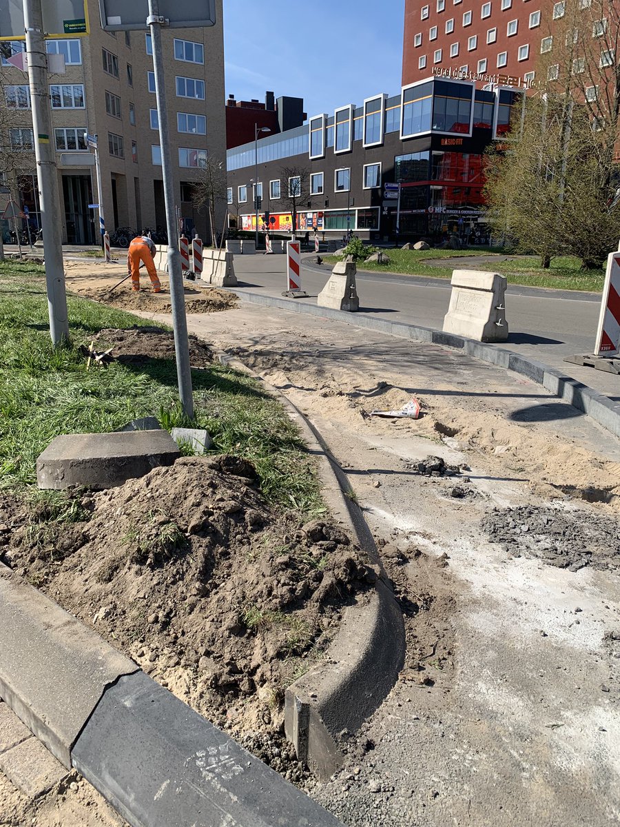 Is er na vertrek redactie <a href="/adacredactie/">Amersfoortse Courant</a> uit <a href="/Gem_Amersfoort/">Gemeente Amersfoort</a> nog wel eens verslaggever of journalist die daadwerkelijk in de stad kijkt/controleert of datgene wat wordt geschreven in persbericht klopt? Groenstroken 😳 Gewoon steen Zelfs asfalt wordt niet verwijderd <a href="/ArtwinKreekel/">Artwin Kreekel</a>