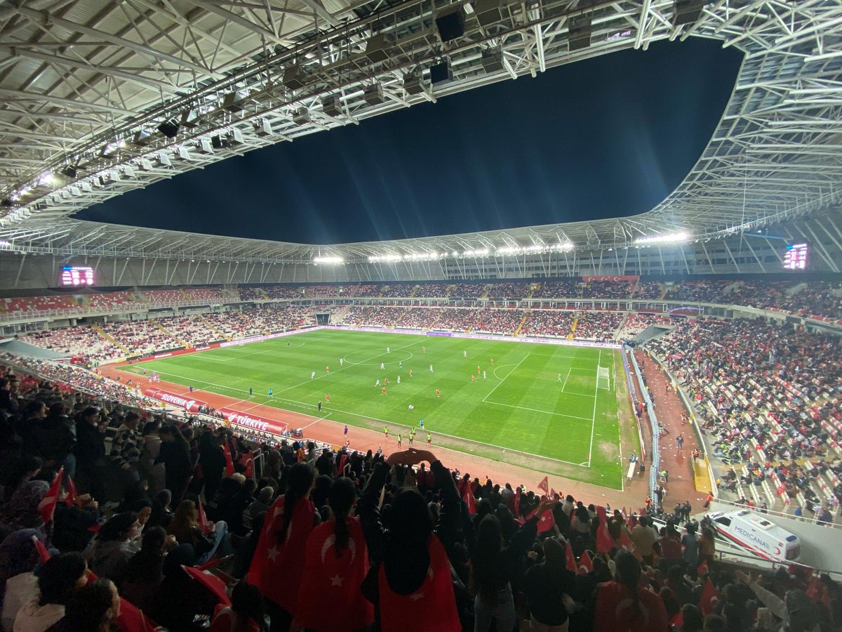 Sivasspor's tweet photo. Kadın A Millî Futbol Takımımızın BG Grup 4 Eylül Stadyumu'nda Slovenya ile oynadığı UEFA Uluslar Ligi karşılaşmasını 18 bin 825 kişi tribünlerden takip etti.

Bu rakam, kadın futbolu tarihinde Türkiye rekoru!

Bu gurur, bu rekor Sivas’ın! ♥️ https://t.co/h2TuGVxloN