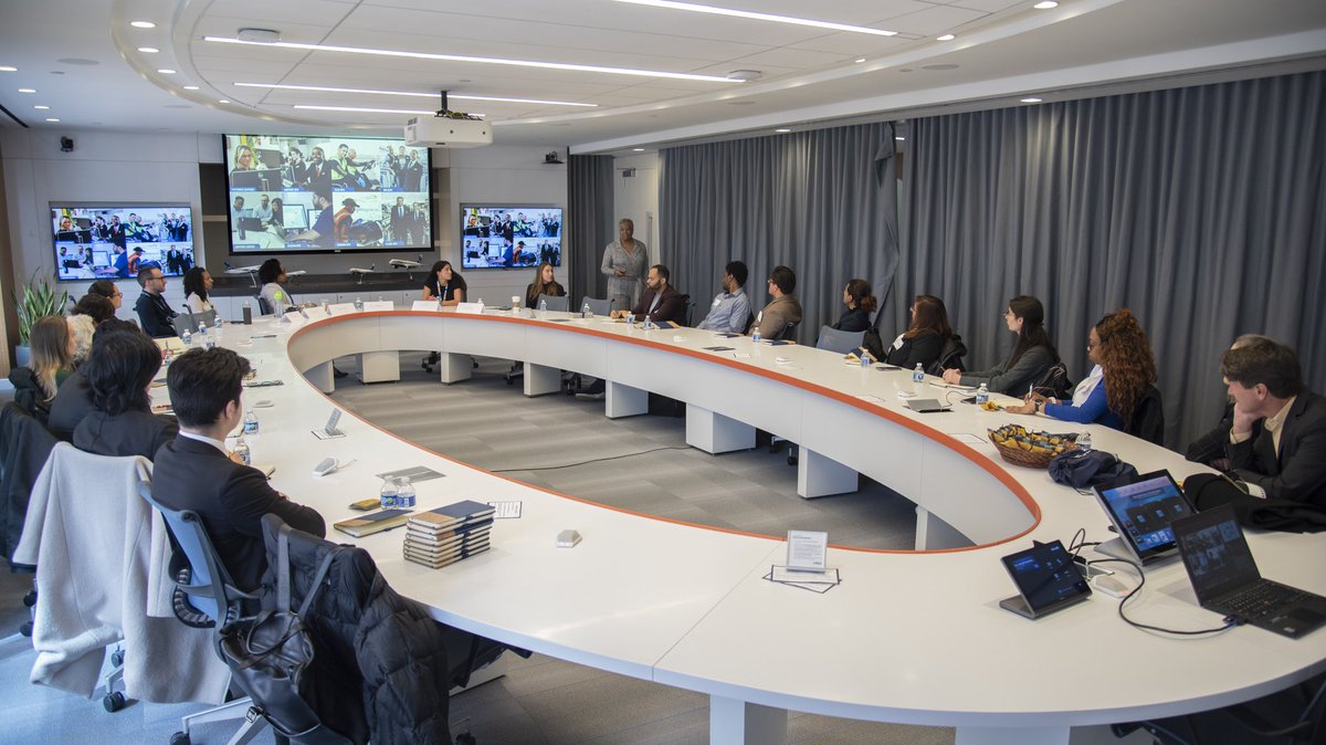 📣 #LAGCCPresidentSociety is accepting applications for the 2025-26 school year! Visit 🔗 laguardia.edu/president-soci… to learn about eligibility and apply.

🤝 This program provides students with networking opportunities, career paths, and skills for success!