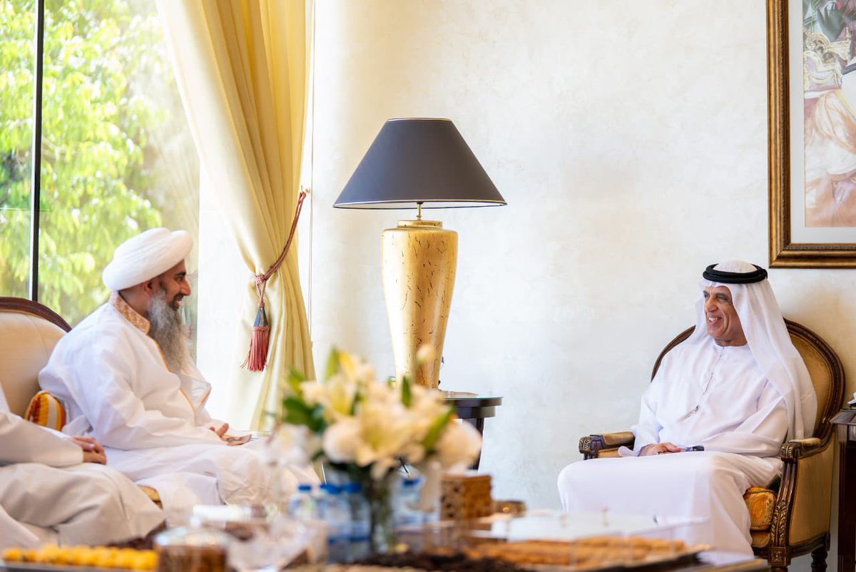 Bohras_MidEast's tweet photo. His Highness Sheikh Saud bin Saqr Al Qasimi, Ruler of Ras Al Khaimah, warmly welcomed Shahzada Husain Burhanuddin, son of Sultan al Bohra Syedna Mufaddal Saifuddin, at his palace. 
Their discussions focused on shared interests in charity and humanitarian work, emphasising the UAE’s commitment to tolerance, coexistence and generosity. (1/2) @RAKmediaoffice @Dawoodi_Bohras