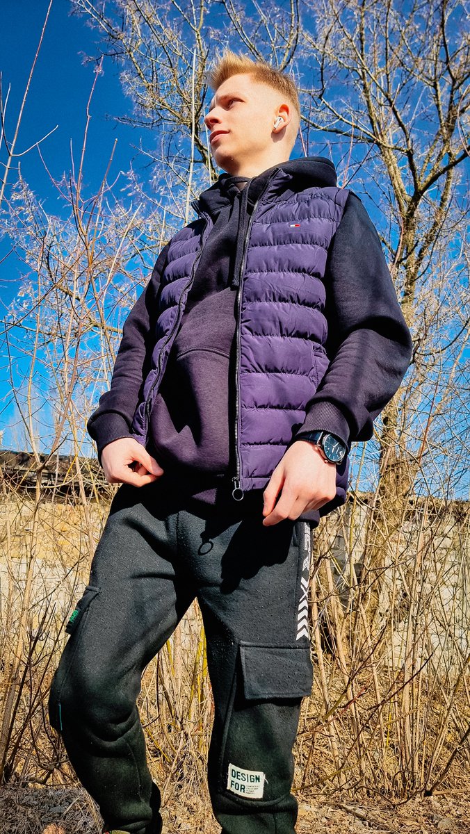 Vizzyfit's tweet photo. Cold air, warm hoodie, hot mindset. https://t.co/kBT5nOBSHS