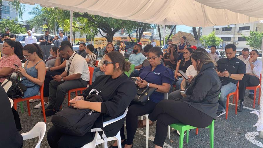 En un acto de solidaridad, más de un centenar de personas se han dado cita en el centro móvil de donación de sangre habilitado por el Hemocentro Nacional, en el Centro Olímpico, para brindar ayuda a las víctimas del colapso de la discoteca Jet Set.