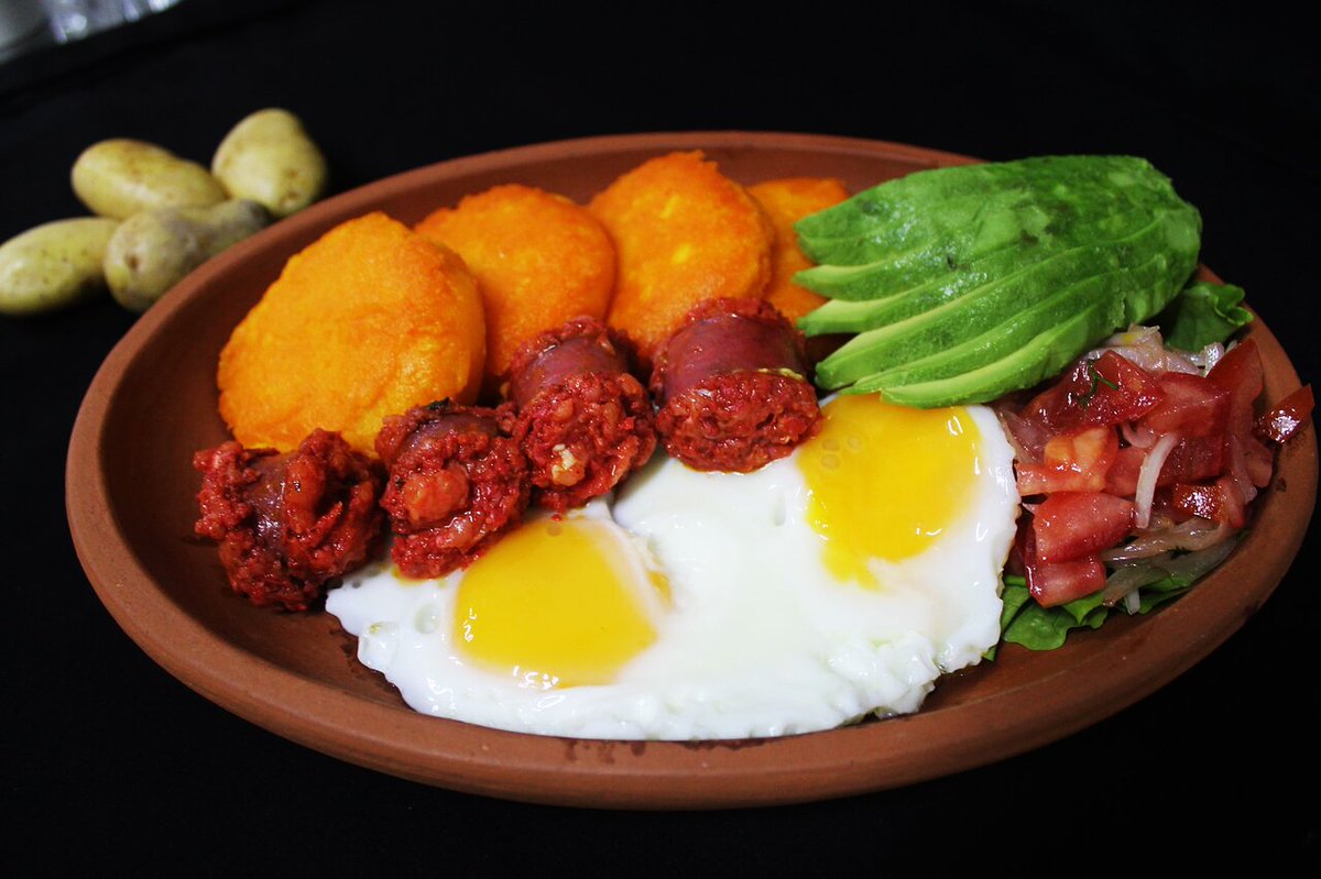 Diego_PalermoB's tweet photo. Amigos, les presento el #llapingacho un plato popular ecuatoriano, ha sido catalogado como uno de los 50 mejores platos de comida callejera del mundo según #TasteAtlas, contiene huevo frito, chorizo, tortillas de papa, ensalada y aguacate, es una delicia #ecuador #diegopalermo https://t.co/1bn0KO8WEs
