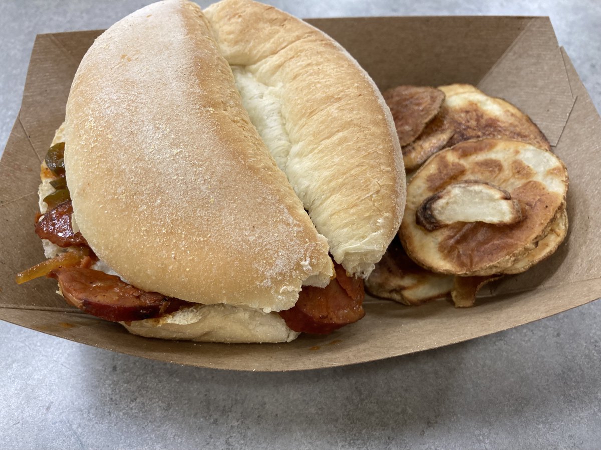 SBRHS_WLDept's tweet image. Muito obrigado to Mr. Morency and his staff for today's lunch of chouriço and peppers!! It was delicious!!
#SBRHS
#PortugueseSpeakingDay
#MultiCulturalWeek