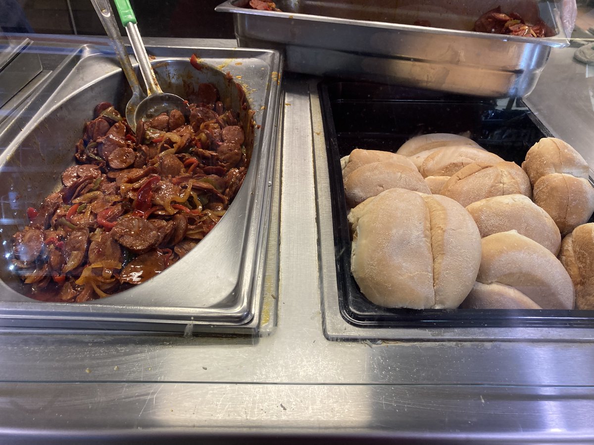 SBRHS_WLDept's tweet image. Muito obrigado to Mr. Morency and his staff for today's lunch of chouriço and peppers!! It was delicious!!
#SBRHS
#PortugueseSpeakingDay
#MultiCulturalWeek