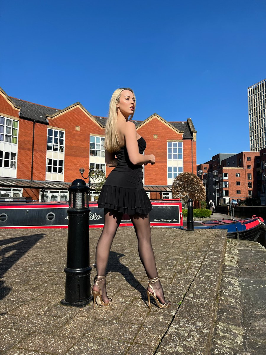GabbyTaylor_'s tweet photo. That summery glow highlighting my shiny  nylon legs ❤️ let’s take a stroll https://t.co/u0hd6J8YPP
