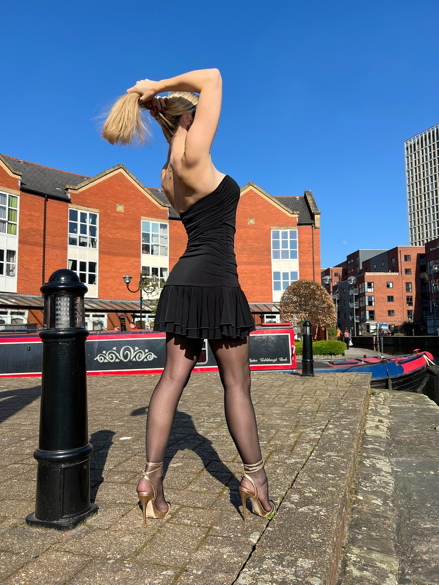 GabbyTaylor_'s tweet photo. That summery glow highlighting my shiny  nylon legs ❤️ let’s take a stroll https://t.co/u0hd6J8YPP