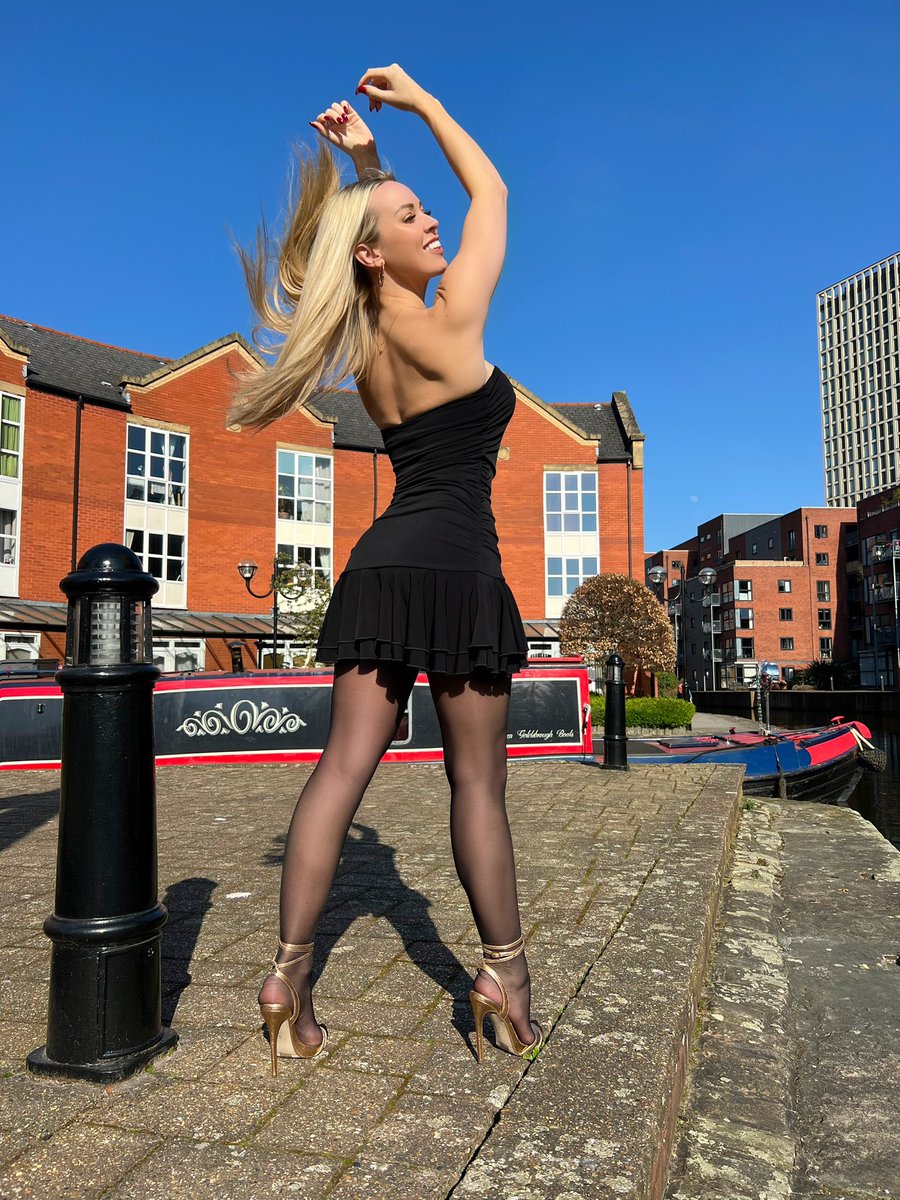 GabbyTaylor_'s tweet photo. That summery glow highlighting my shiny  nylon legs ❤️ let’s take a stroll https://t.co/u0hd6J8YPP