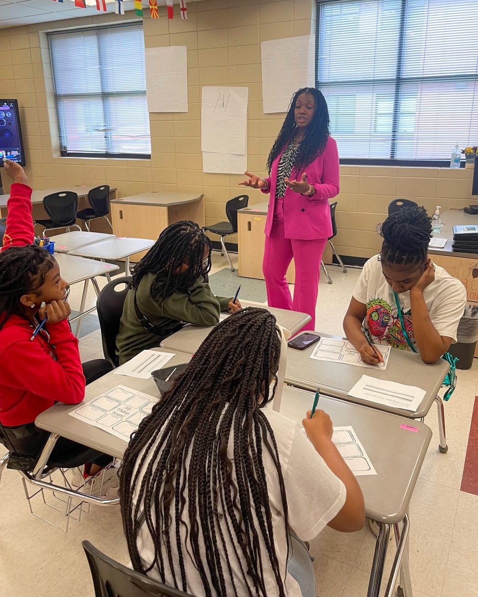 LytriceMurray's tweet photo. Awesome experience speaking with these wonderful students at McAdory Middle School.  #GoalSetting #myfutureself #plantingseeds https://t.co/khij1yko2d