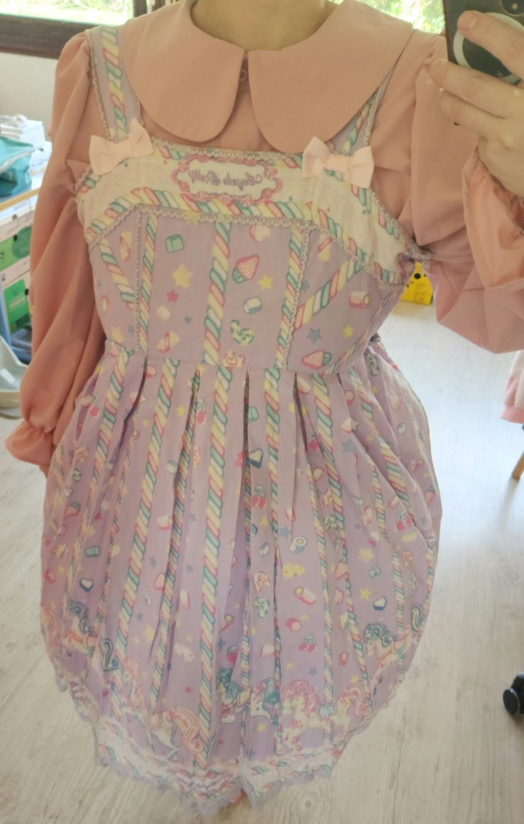OMG j'ai retrouvé ma (très) vieille robe Sugary Carnival et elle me va encore. 🥹 (bon elle est juste-juste mais ça ira)
Je suis tellement heureuse. 🩷 Je l'ai eu je devais avoir à peine 18ans, j'en ai 31, tellement de nostalgie. 🎀