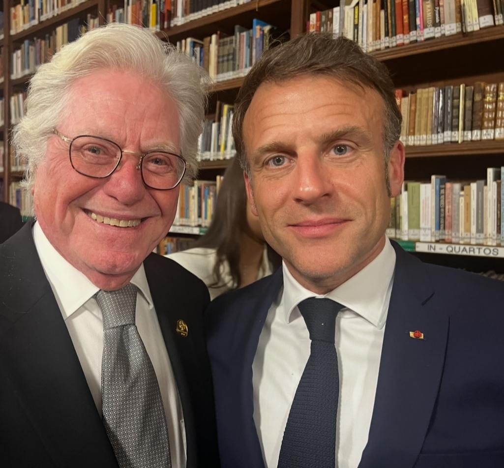 شكرا السيد الرئيس إيمانويل ماكرون على دعوة العشاء شكرا على المواضيع الشيقة التي تحدثنا فيها وشكرا لك على موقفك العظيم المتضامن مع الشعب الفلـسـ،طيني 🙏