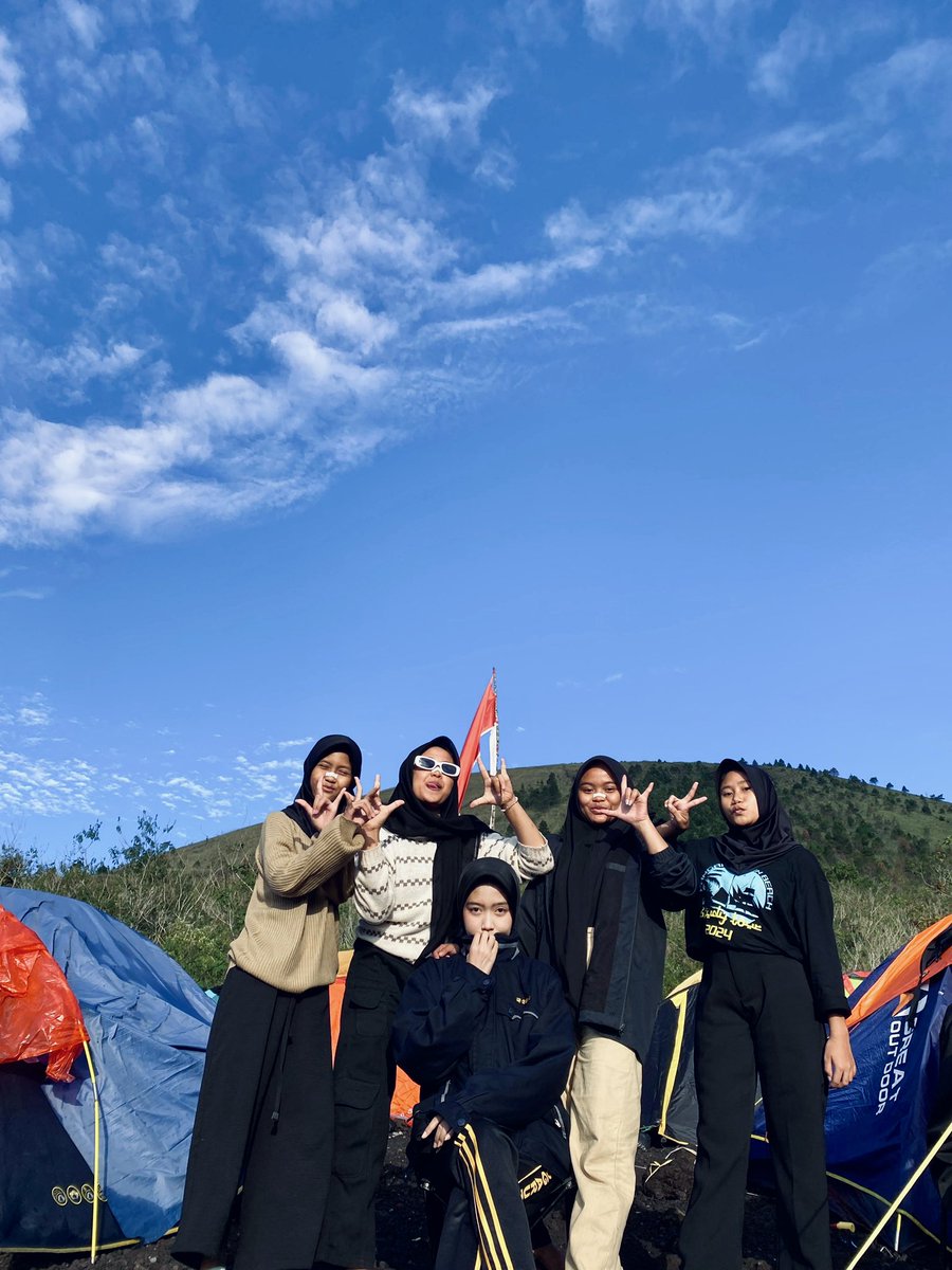 ciaroceria's tweet photo. Kegiatan pendakian Gunung Guntur via Citiis selama dua malam dari Madrasah Daru An-Nuqobah Kampung Ciaro dengan jumlah partisipan sebanyak 27 orang. #ciaro #ciaroceria #adalahciaro #nagreg https://t.co/hWuTJk1QUi
