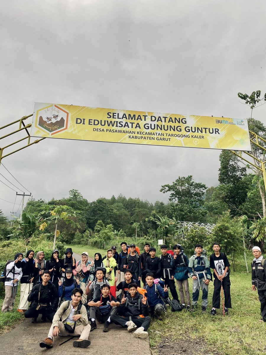 ciaroceria's tweet photo. Kegiatan pendakian Gunung Guntur via Citiis selama dua malam dari Madrasah Daru An-Nuqobah Kampung Ciaro dengan jumlah partisipan sebanyak 27 orang. #ciaro #ciaroceria #adalahciaro #nagreg https://t.co/hWuTJk1QUi