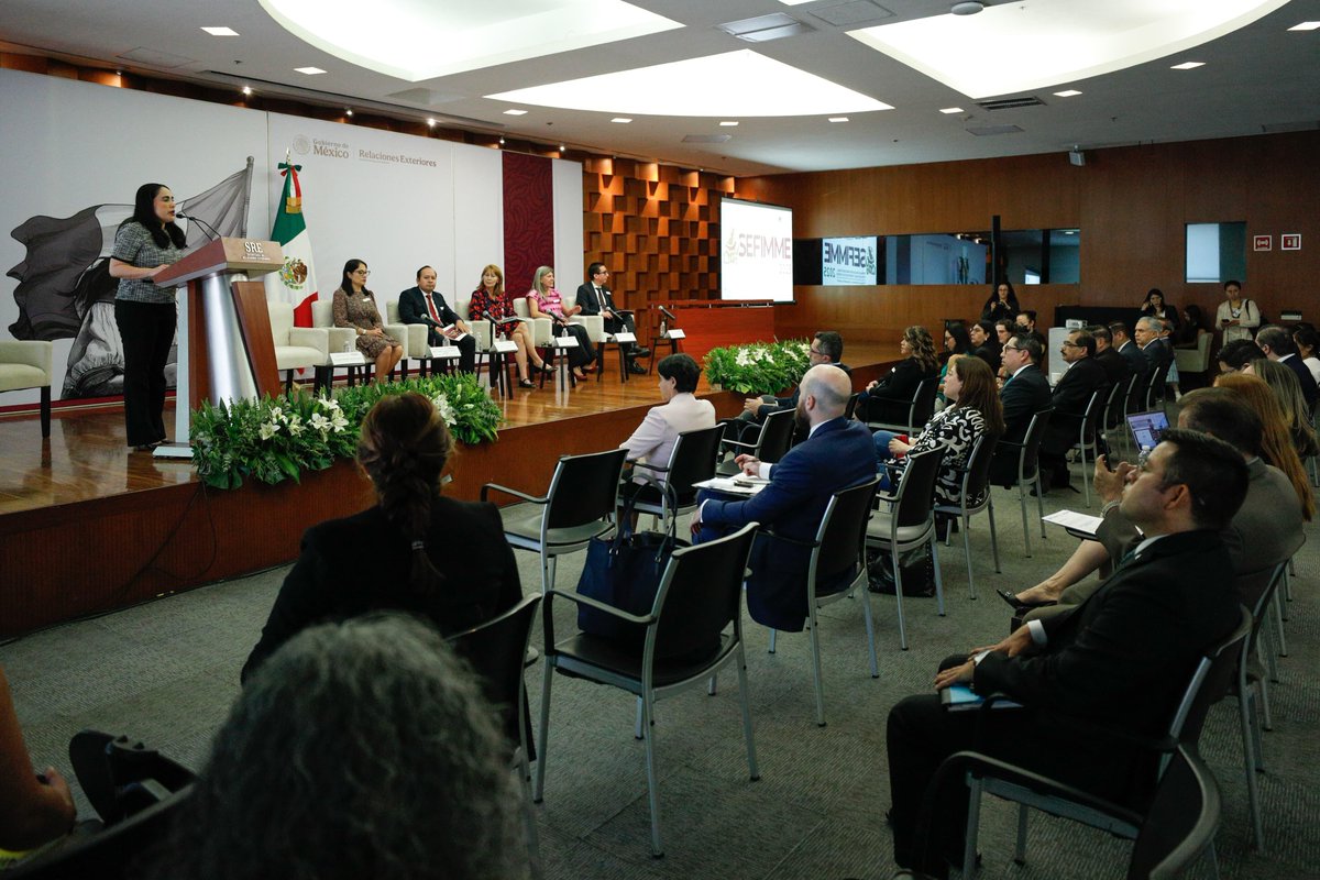 Infonavit's tweet photo. Nuestro director de Finanzas y Fiscalización, Carlos Cortez González, participó en la mesa de diálogo "Prevención y protección del patrimonio de la comunidad mexicana que reside en el exterior", en el marco de la 13ª edición de la Semana de Educación Financiera Integral para Mexicanas y Mexicanos en el Exterior #SEFIMME2025. 

En su participación, destacó el programa INFONAVIT Sin Fronteras, el cual permite que los connacionales puedan realizar los pagos de su crédito o el de algún familiar desde Estados Unidos, a través de empresas remesadoras. Además, el Instituto absorbe los gastos de las comisiones, por lo que los pagos se aplican de manera íntegra, contribuyendo a darles certeza sobre su patrimonio. 

Asimismo, informó sobre los principales programas del Instituto como el congelamiento de créditos impagables, instruido por la presidenta @Claudiashein, que beneficiará a 4 millones de personas trabajadoras y, en muchos casos, también les otorga un descuento a su saldo, tasa de interés o su mensualidad. 

#InfonavitSinFronteras #2doPiso4T #InfonavitHumanista #InclusiónFinanciera