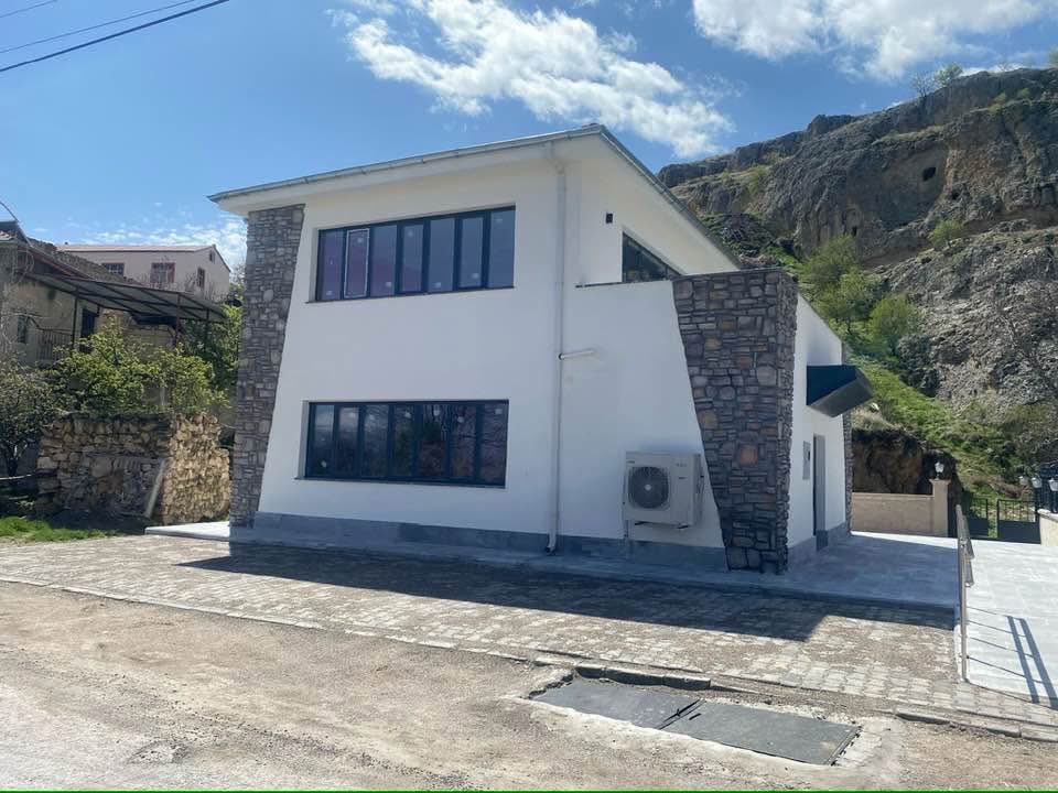 Başkanlığımız tarafından Erdemli Vadisinin turizme kazandırılması amacıyla yapılan çalışmaları yerinde inceledik. Tüm yıl boyunca gelecek ziyaretçilerin ihtiyaçlarını da dikkate alarak düzenlemelerde bulunduk. Erdemli Kahve Evi de açılış için gün sayıyor .
<a href="/kayserivaliligi/">T.C.Kayseri Valiliği</a>