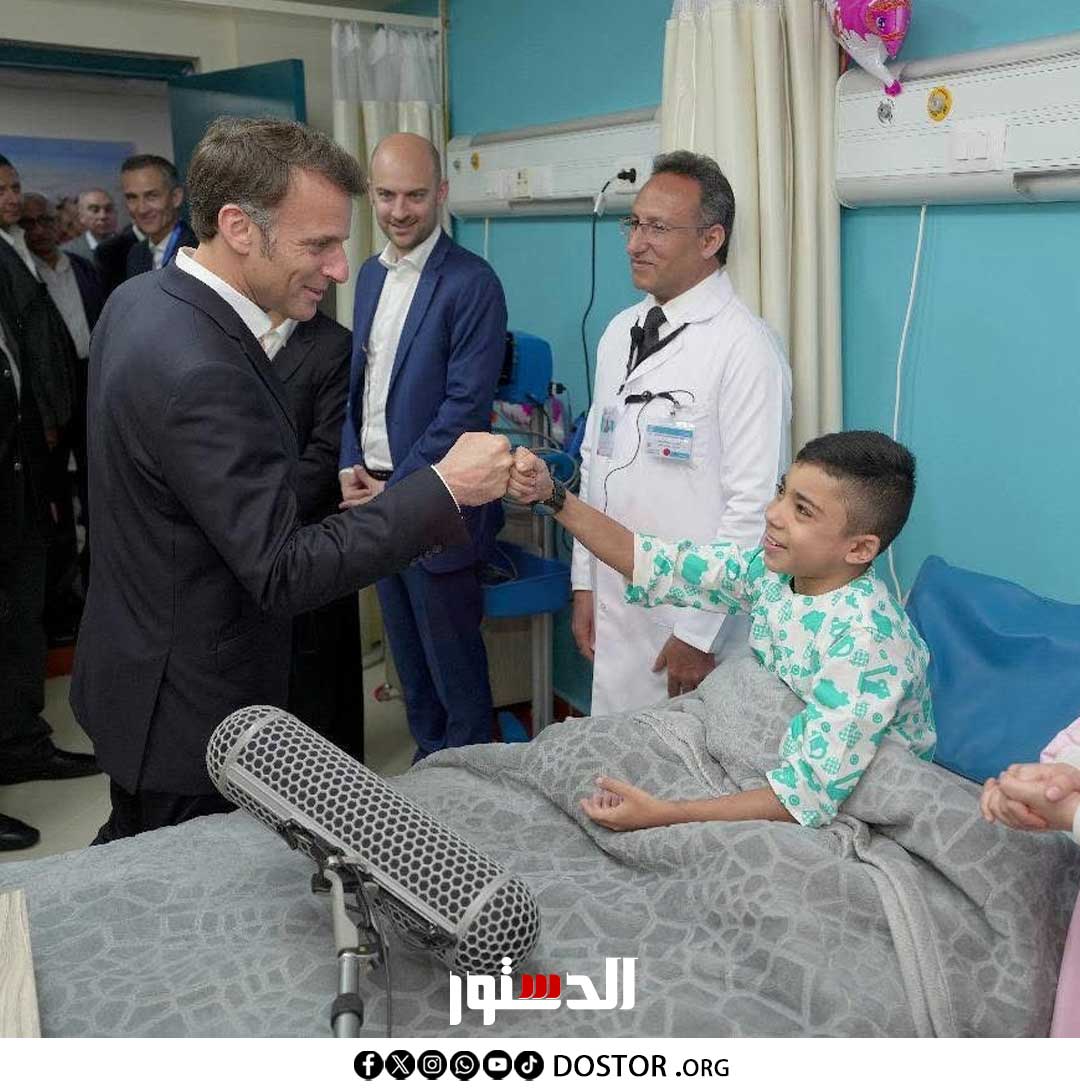 ElDostorEgypt's tweet photo. "قوم يا بطل".. السيسي وماكرون مع طفل فلسطيني مصاب يتلقى العلاج في مستشفى العريش https://t.co/xKVRyXAvUd