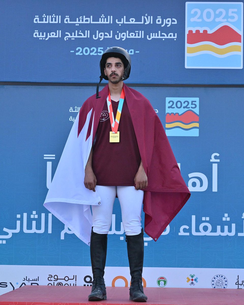qatar_olympic's tweet photo. بطل الأدعم علي العذبة ينتزع ذهبية مسابقة فردي الرمح (التقاط الأوتاد) 🐴
في دورة الألعاب الخليجية الشاطئية الثالثة – مسقط 2025.
كفووو يا علي🥇
رفعت الراية ورفعت الراس.. وفالكم الذهب دائماً 🇶🇦💪🏻

Team Qatar’s Ali Al-Athba claims the gold medal of the individual lance (tent pegging) event at the 3rd GCC Beach Games – Muscat 2025. 🐴

Well done, Ali – you raised the flag and made us proud 🥇
 🇶🇦💪🏻