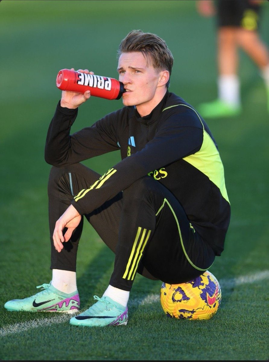 mateus_f8n's tweet photo. In which position do you think mbappe will fuck ødegaard today ? https://t.co/dLRAtv6PFo