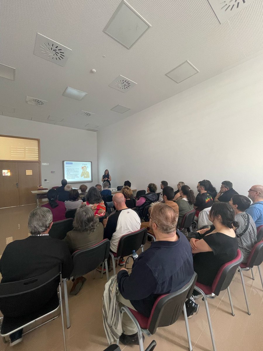 IBSAL_IIS's tweet photo. Hemos tenido el placer de contar con Sara Santiago Martín @TOSaraSantiago (investigadora del @IBSAL_IIS, @usal, @neurousal), quien ha acercado al público la neurorrehabilitación 🧠 en una de las charlas divulgativas que organiza #ASDACE.

¡Gracias a todos/as los/as asistentes! 👏 https://t.co/2fZviH0cNx