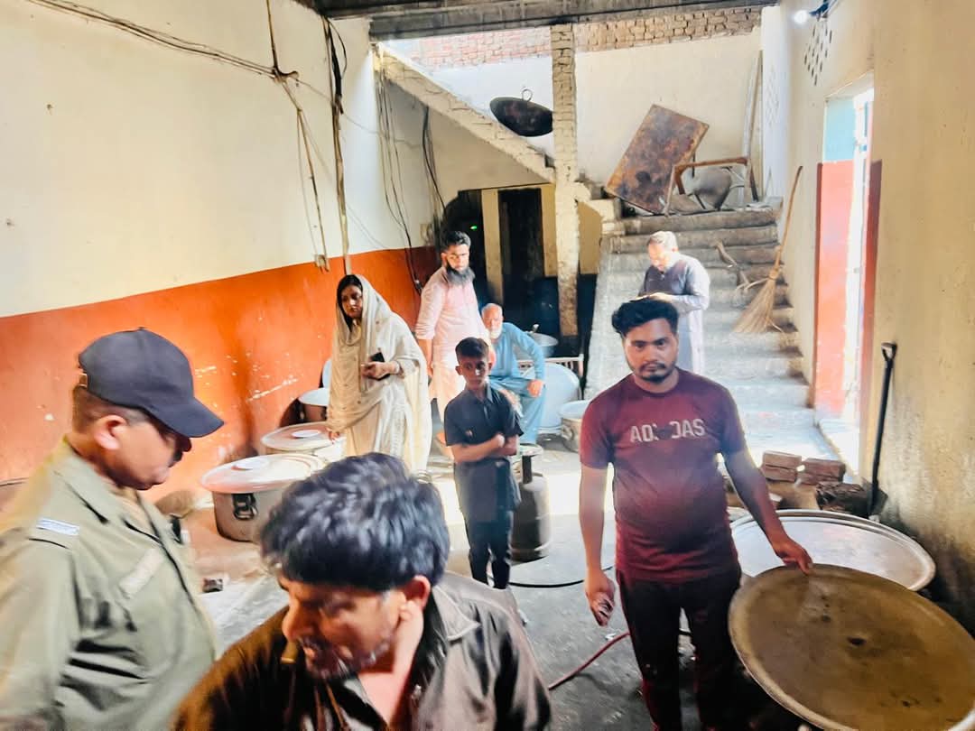 Sidrasattarac's tweet photo. ڈپٹی کمشنر سیالکوٹ کی ہدایت پر اسسٹنٹ کمشنر پسرور  سدرہ ستار کا میرج ہالز کا دورہ، ون ڈش پالیسی پر عملدرآمد کی ہدایت https://t.co/18gh717bLu