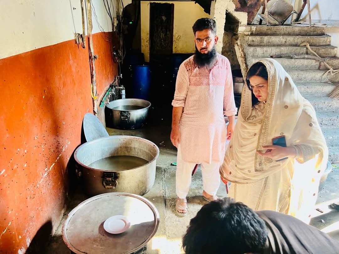 Sidrasattarac's tweet photo. ڈپٹی کمشنر سیالکوٹ کی ہدایت پر اسسٹنٹ کمشنر پسرور  سدرہ ستار کا میرج ہالز کا دورہ، ون ڈش پالیسی پر عملدرآمد کی ہدایت https://t.co/18gh717bLu