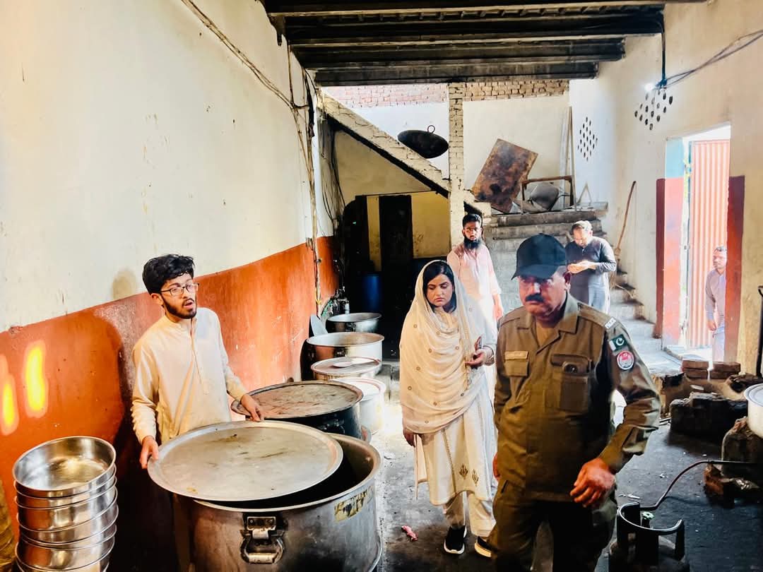 Sidrasattarac's tweet photo. ڈپٹی کمشنر سیالکوٹ کی ہدایت پر اسسٹنٹ کمشنر پسرور  سدرہ ستار کا میرج ہالز کا دورہ، ون ڈش پالیسی پر عملدرآمد کی ہدایت https://t.co/18gh717bLu