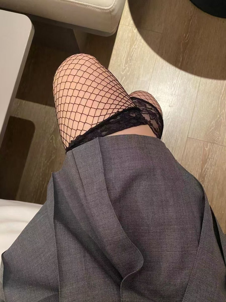竟然穿网袜去上班，也不知道脑子在想啥