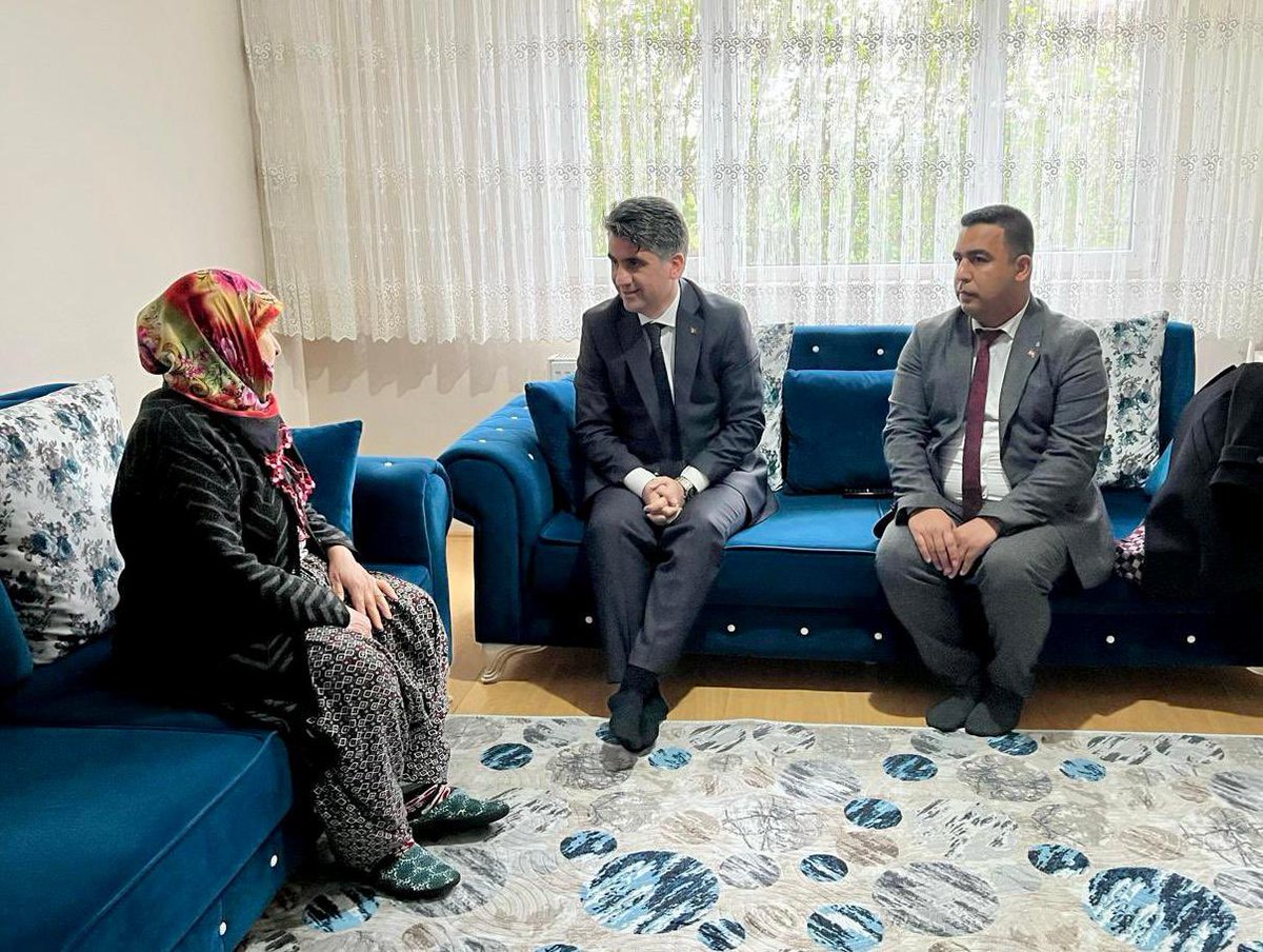 Valimiz Sayın Abdulaziz Aydın, 8 Nisan Dünya Romanlar Günü münasebetiyle Bolu Genç Romanlar Derneği’ni ve Akyüz ile Yaman ailelerini hanelerinde ziyaret etti.

Aile ve Sosyal Hizmetler İl Müdürü'nün de hazır bulunduğu ziyaretlerde Roman vatandaşlarımızla sohbet ederek gönül