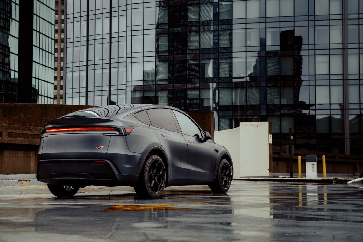 SawyerMerritt's tweet image. Here is a thread of still photos of my new Model Y.

Click on an image then long press to load in 4K on iOS.