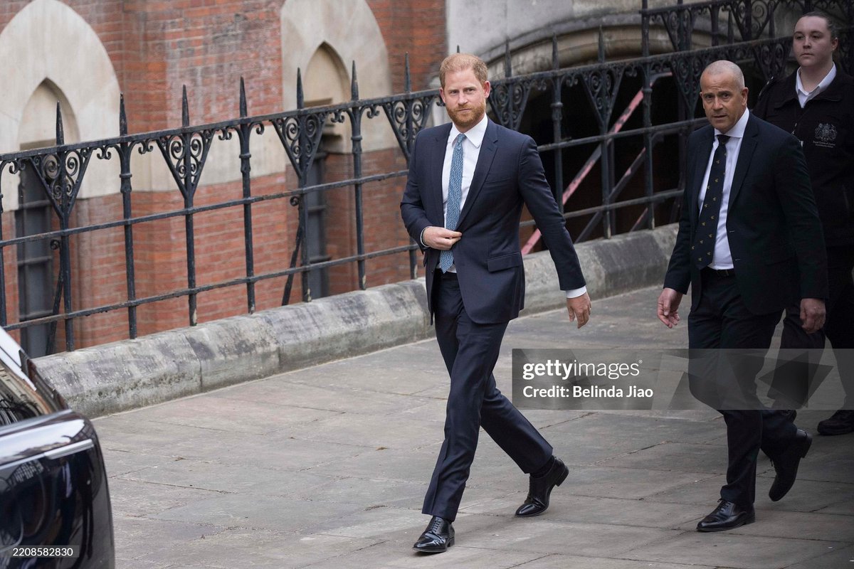 queen_meghan14's tweet photo. every time Prince Harry touches down in the UK in his Dior suit and California tan a „royal expert” losses a year off their life https://t.co/448lqKzC0u