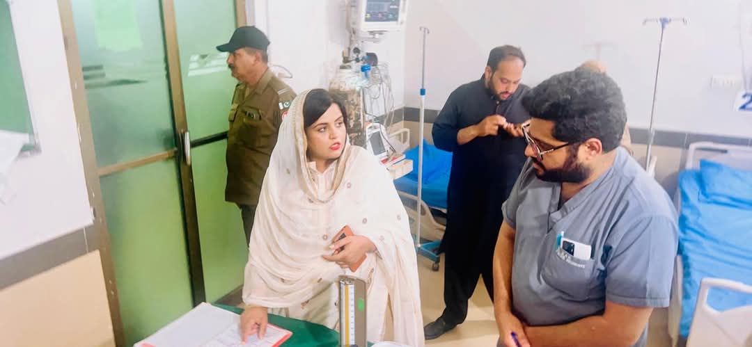Sidrasattarac's tweet photo. اسسٹنٹ کمشنر پسرور کا ٹی ایچ کیو اسپتال کا اچانک دورہ، طبی سہولیات اور عملے کی حاضری کا جائزہ https://t.co/WVIXd9NHp0