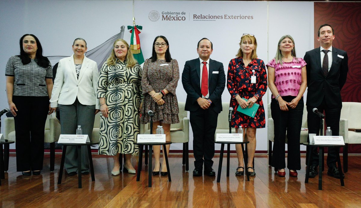 Infonavit's tweet photo. Nuestro director de Finanzas y Fiscalización, Carlos Cortez González, participó en la mesa de diálogo "Prevención y protección del patrimonio de la comunidad mexicana que reside en el exterior", en el marco de la 13ª edición de la Semana de Educación Financiera Integral para Mexicanas y Mexicanos en el Exterior #SEFIMME2025. 

En su participación, destacó el programa INFONAVIT Sin Fronteras, el cual permite que los connacionales puedan realizar los pagos de su crédito o el de algún familiar desde Estados Unidos, a través de empresas remesadoras. Además, el Instituto absorbe los gastos de las comisiones, por lo que los pagos se aplican de manera íntegra, contribuyendo a darles certeza sobre su patrimonio. 

Asimismo, informó sobre los principales programas del Instituto como el congelamiento de créditos impagables, instruido por la presidenta @Claudiashein, que beneficiará a 4 millones de personas trabajadoras y, en muchos casos, también les otorga un descuento a su saldo, tasa de interés o su mensualidad. 

#InfonavitSinFronteras #2doPiso4T #InfonavitHumanista #InclusiónFinanciera