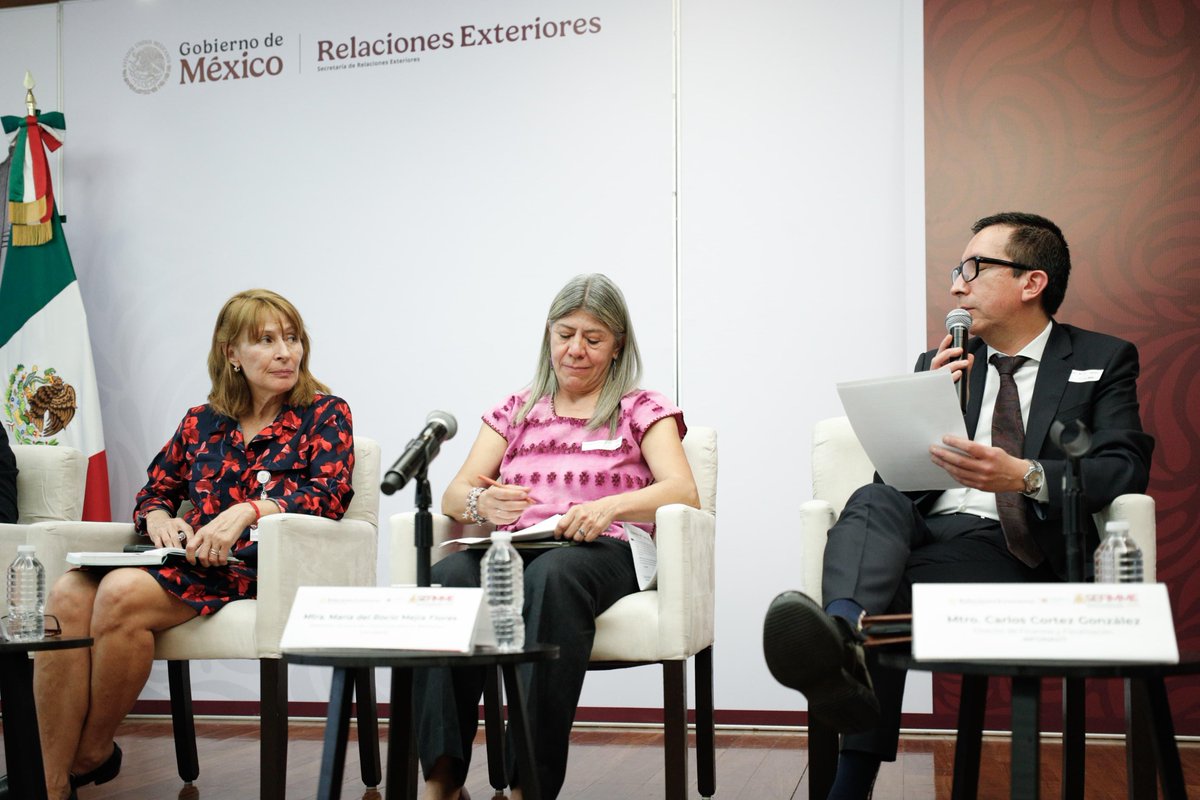 Infonavit's tweet photo. Nuestro director de Finanzas y Fiscalización, Carlos Cortez González, participó en la mesa de diálogo "Prevención y protección del patrimonio de la comunidad mexicana que reside en el exterior", en el marco de la 13ª edición de la Semana de Educación Financiera Integral para Mexicanas y Mexicanos en el Exterior #SEFIMME2025. 

En su participación, destacó el programa INFONAVIT Sin Fronteras, el cual permite que los connacionales puedan realizar los pagos de su crédito o el de algún familiar desde Estados Unidos, a través de empresas remesadoras. Además, el Instituto absorbe los gastos de las comisiones, por lo que los pagos se aplican de manera íntegra, contribuyendo a darles certeza sobre su patrimonio. 

Asimismo, informó sobre los principales programas del Instituto como el congelamiento de créditos impagables, instruido por la presidenta @Claudiashein, que beneficiará a 4 millones de personas trabajadoras y, en muchos casos, también les otorga un descuento a su saldo, tasa de interés o su mensualidad. 

#InfonavitSinFronteras #2doPiso4T #InfonavitHumanista #InclusiónFinanciera