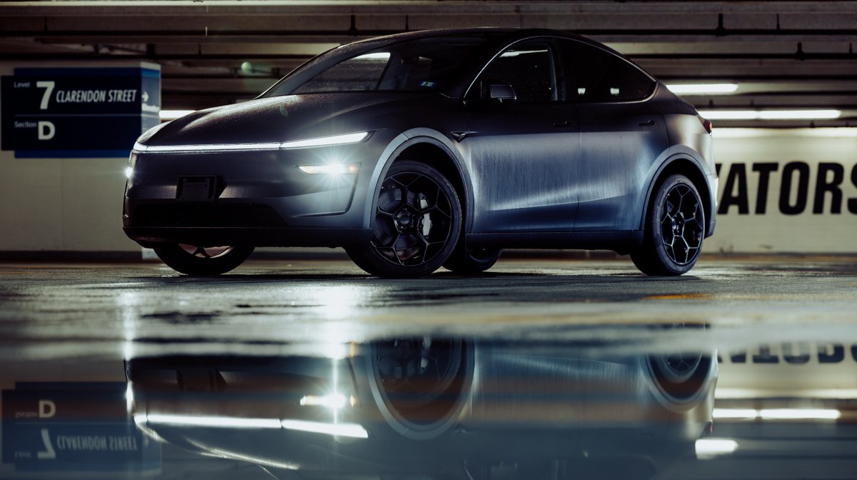 SawyerMerritt's tweet image. Here is a thread of still photos of my new Model Y.

Click on an image then long press to load in 4K on iOS.