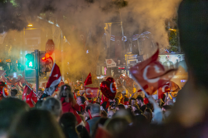 ConcentricSF's tweet photo. Large-scale demonstrations are taking place across Türkiye, with increased tensions ahead of upcoming elections. The situation follows legal action involving Istanbul’s mayor and has drawn widespread public response. https://t.co/8M05U8qr9S